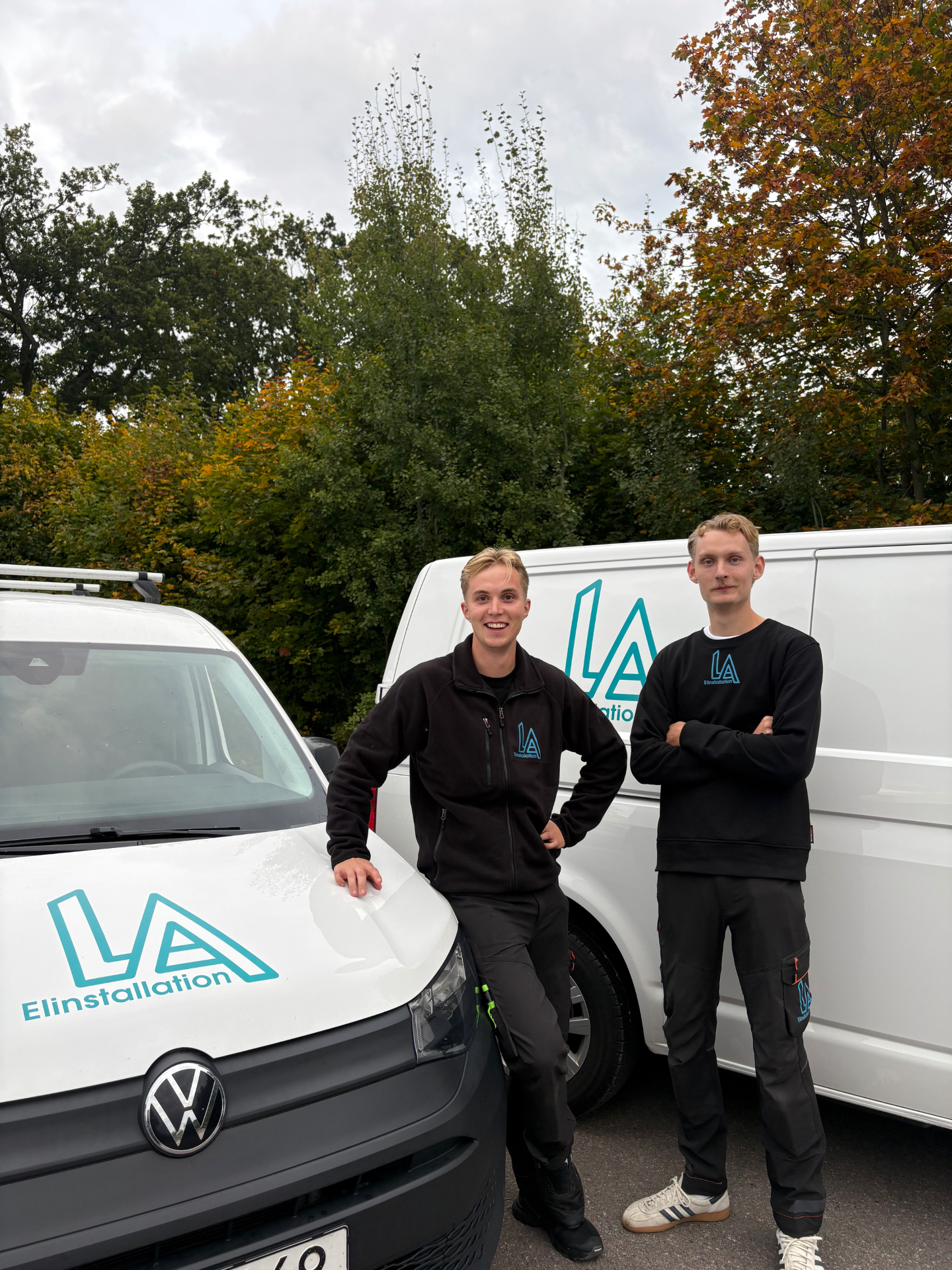 LA Elinstallations elektriker framför företagets servicebilar i Kalmar