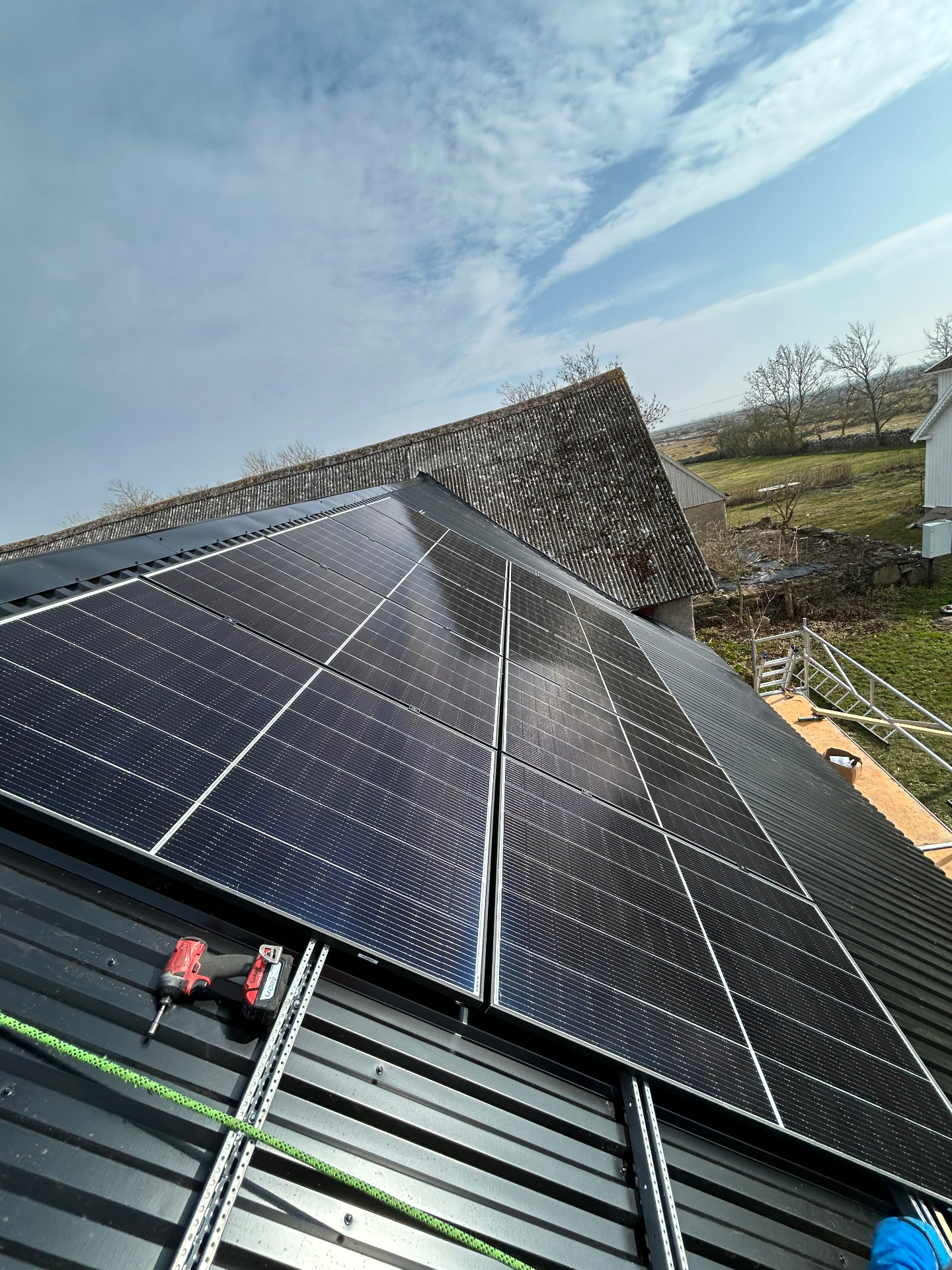 Solceller monterade på ett tak